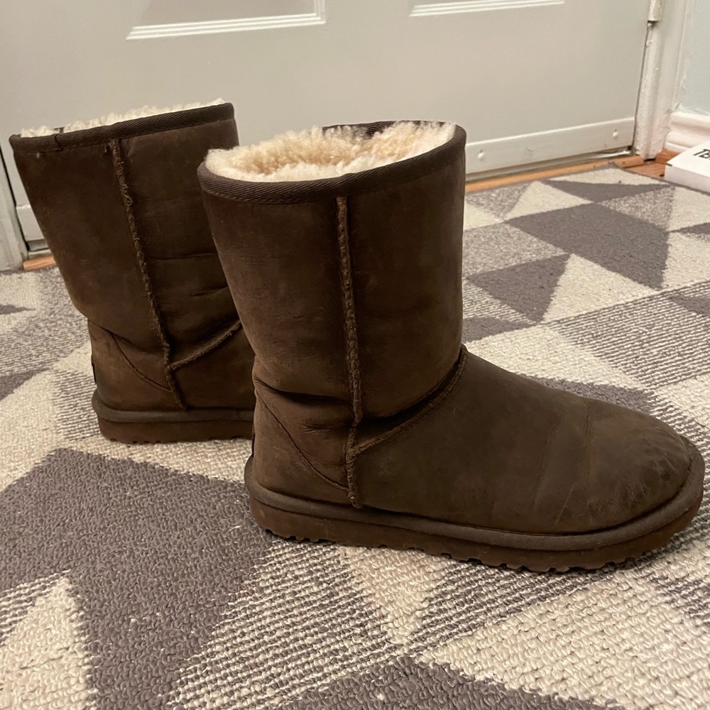 UGG Short Brown Size 7 Leather All Weather Boots
